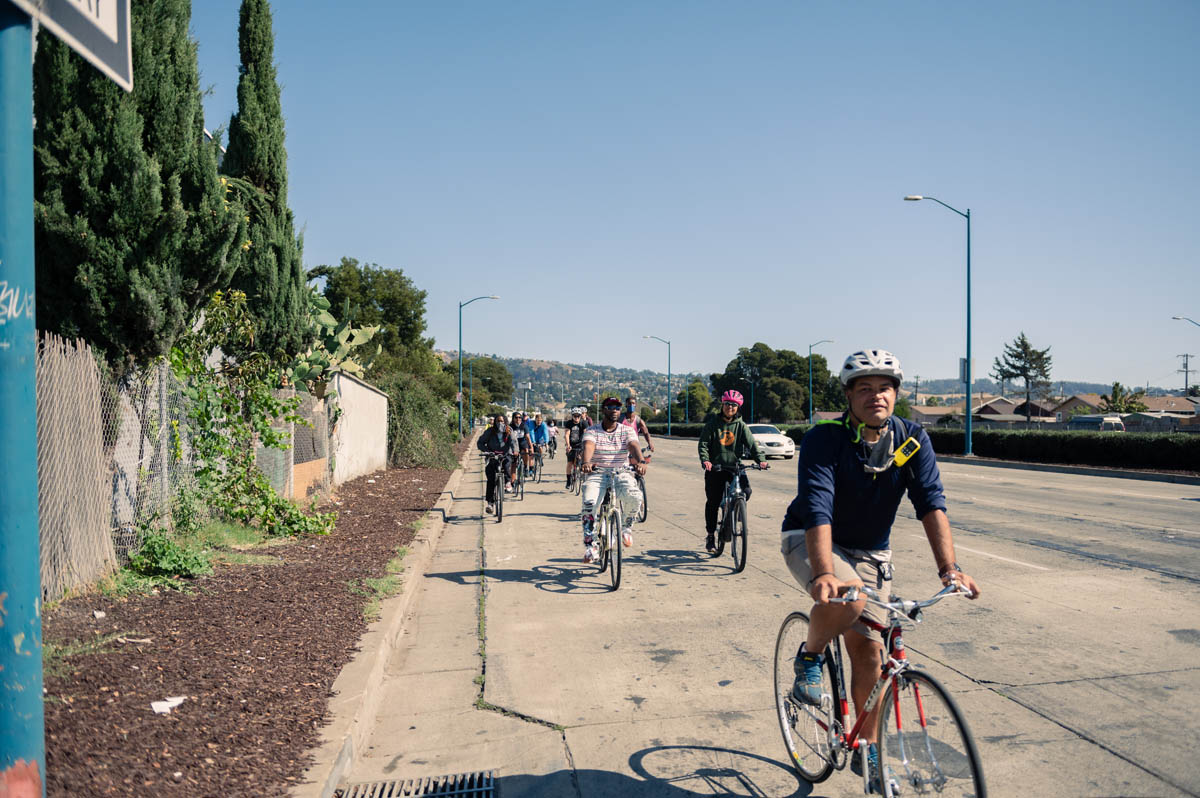 bicyclists o a wide street