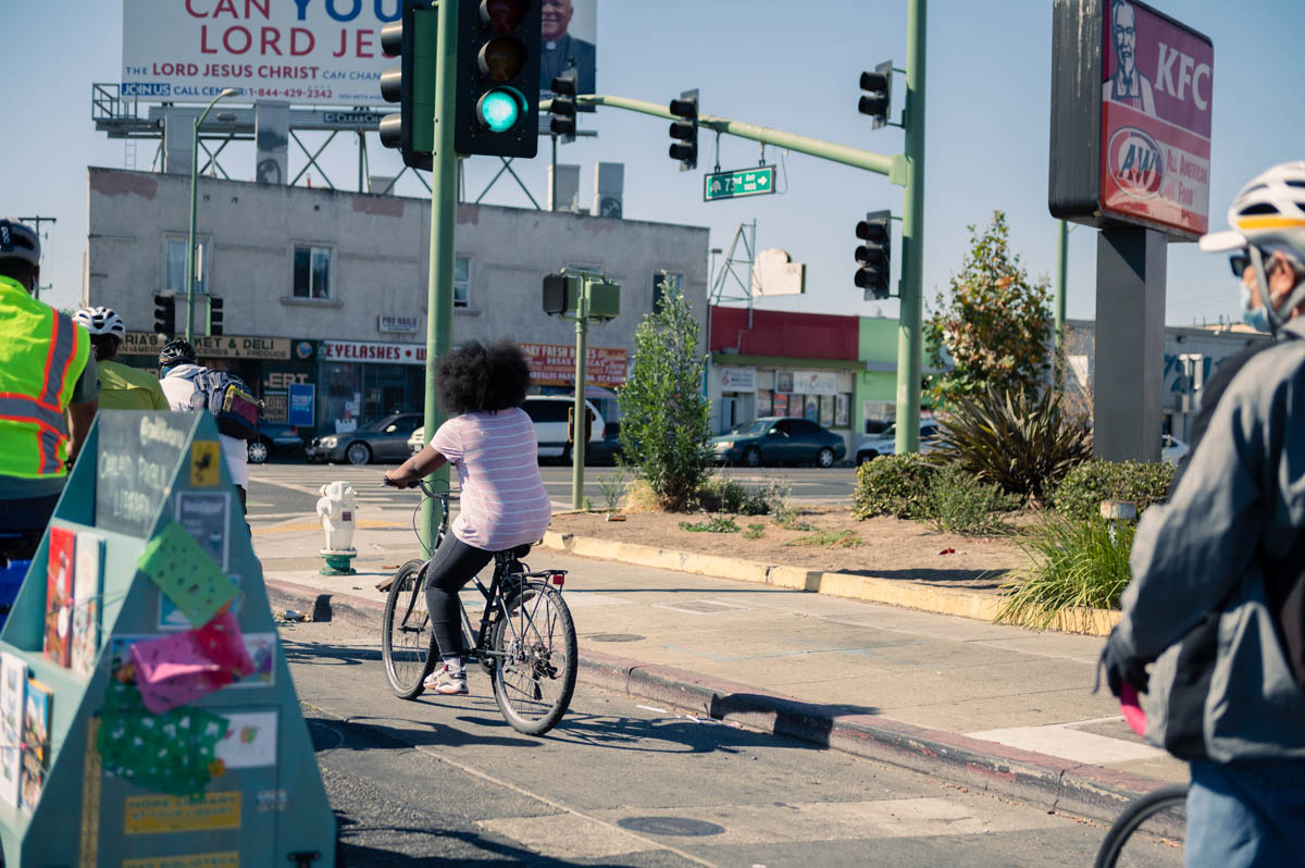 intersction of two streets in Oakland and greenlight for cyclists.